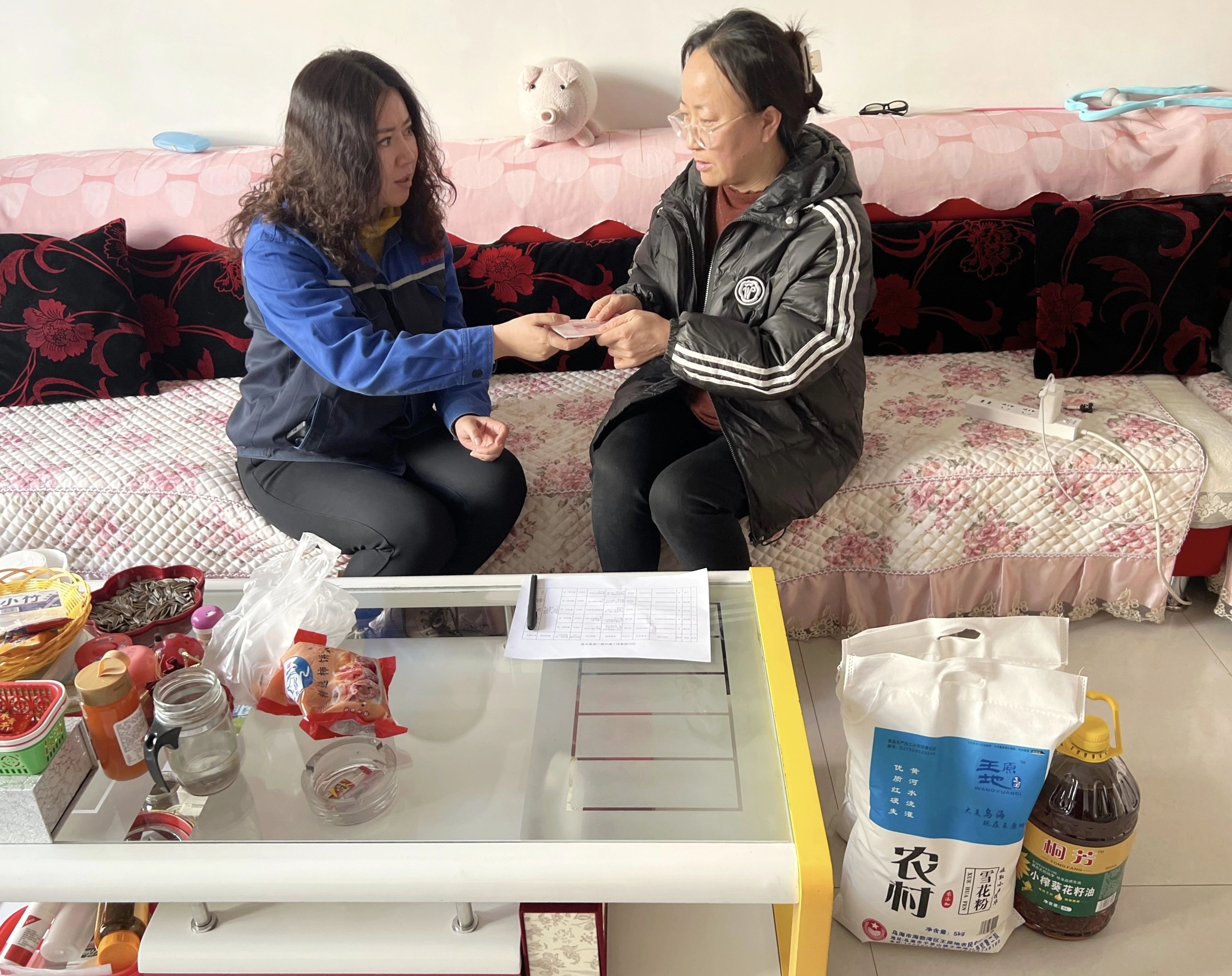 集團(tuán)工會主席高海英代表集團(tuán)為困難戶員工發(fā)放慰問津貼